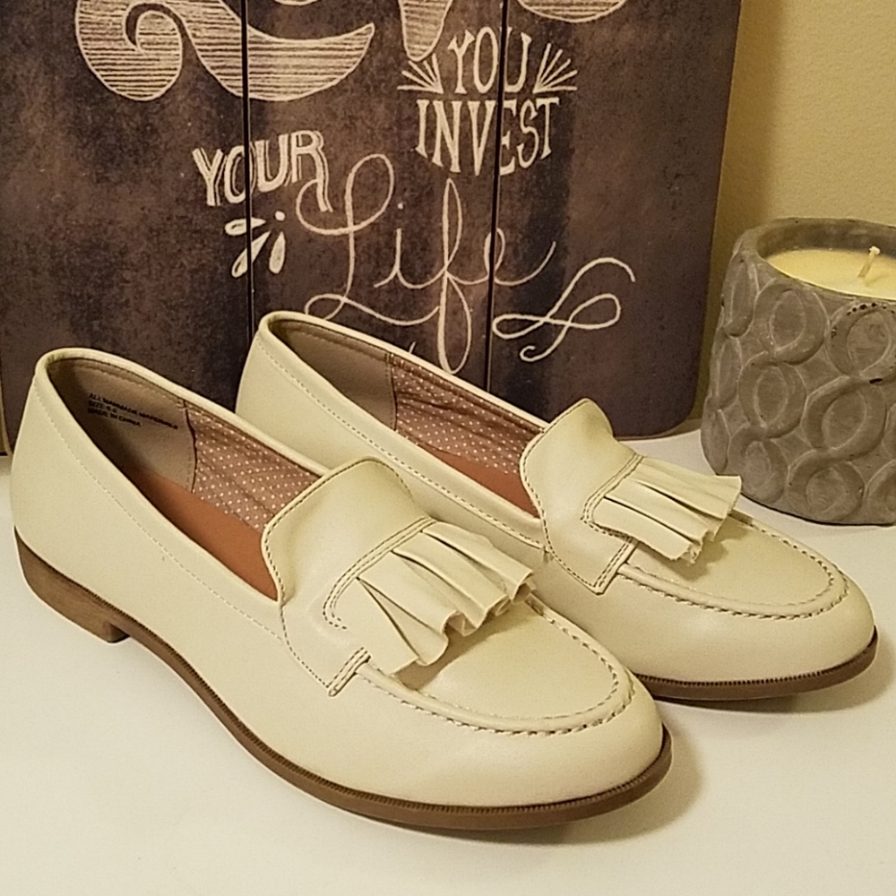 Adorable cream loafers